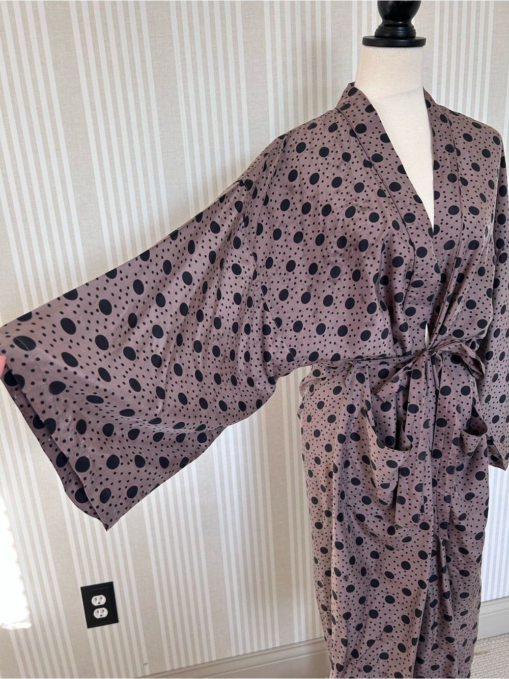VTG Robert Stock 100% Silk Robe Duster w/ Belt Mauve w/ Black Polka Dot One Size - Picture 5 of 11